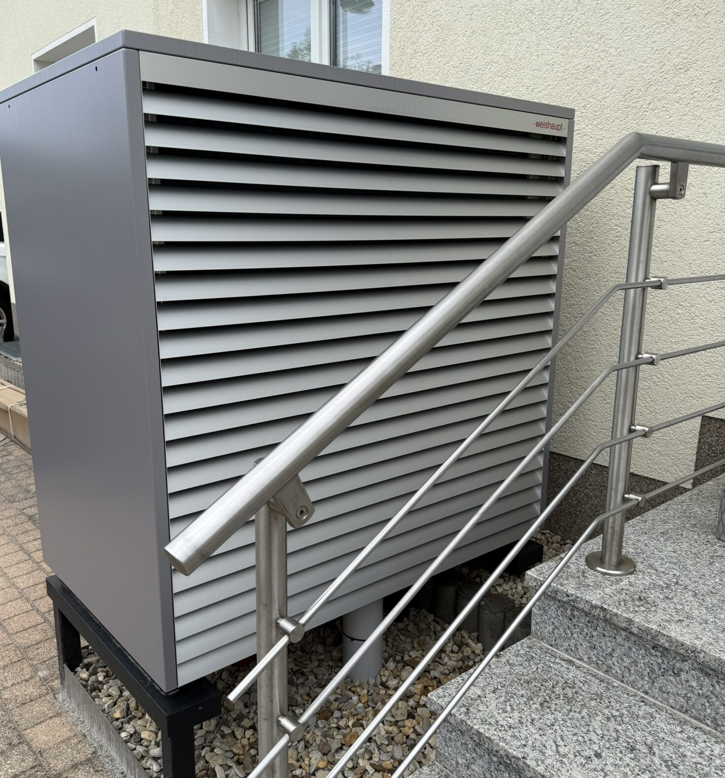 Installierte Wärmepumpe an einem Wohngebäude